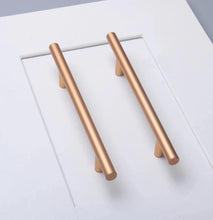Load image into Gallery viewer, Ailsa - Modern Minimalist Gold Bar Handle

